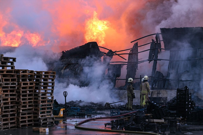 Kimyasal madde deposu alev alev yandı! Patlamaların olduğu yargın 3 saatte kontrol altına alındı - Resim: 3