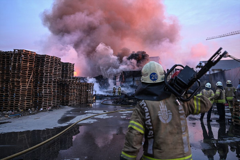 Kimyasal madde deposu alev alev yandı! Patlamaların olduğu yargın 3 saatte kontrol altına alındı - Resim: 4