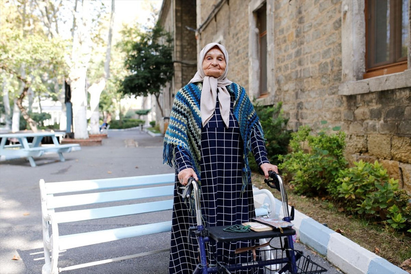 Bütün mal varlığını bağışladı, şimdi orada yaşıyor! - Resim: 1