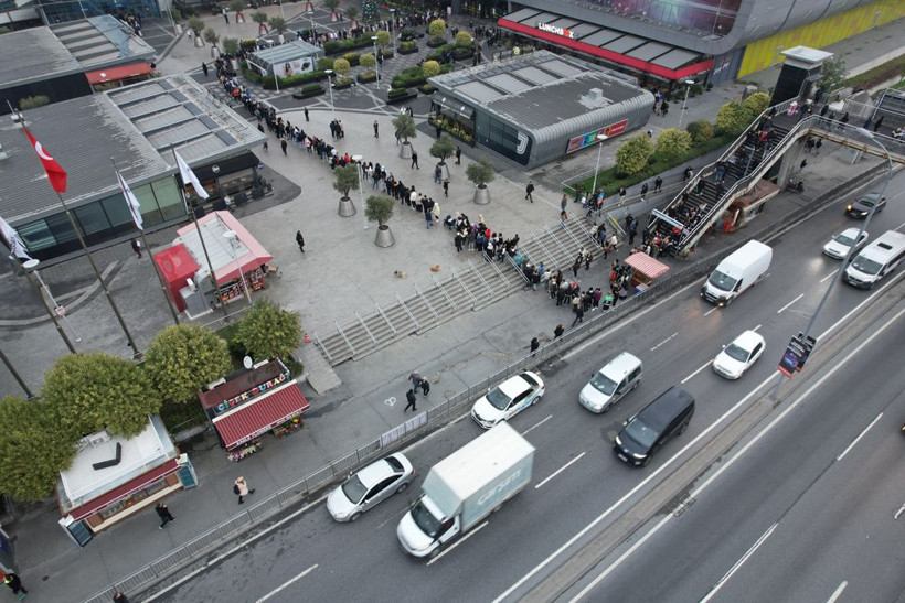 Efsane Kasım indirimi kuyruğu! Şaşkına çeviren görüntüler, saatlerce beklediler - Resim: 1