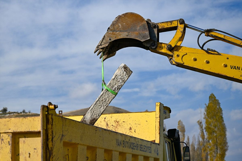 Van Gölü çekilince Selçuklu mezar taşları ortaya çıktı! - Resim: 2