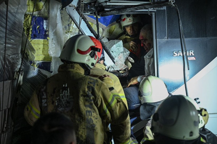 İstanbul Eyüp'te yolcu otobüsü ile TIR çarpıştı! Ortalık savaş alanına döndü - Resim: 4