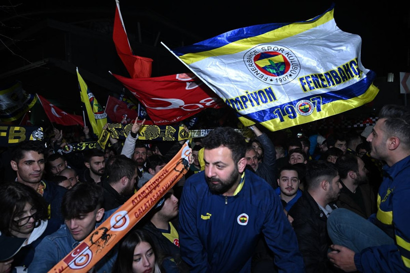 Fenerbahçe ve Galatasaray kafilesi Türkiye'ye döndü taraftardan çoşkulu karşılama - Resim: 2