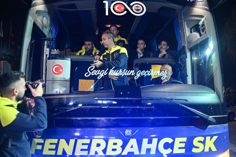 Fenerbahçe ve Galatasaray kafilesi Türkiye'ye döndü taraftardan çoşkulu karşılama - Resim: 1