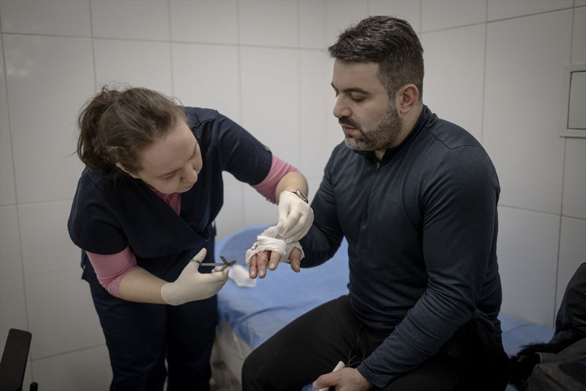 Rusya, Ukrayna'da gazetecilerin kaldığı oteli vurdu! Anadolu Ajansı ekibi de oteldeydi - Resim: 3