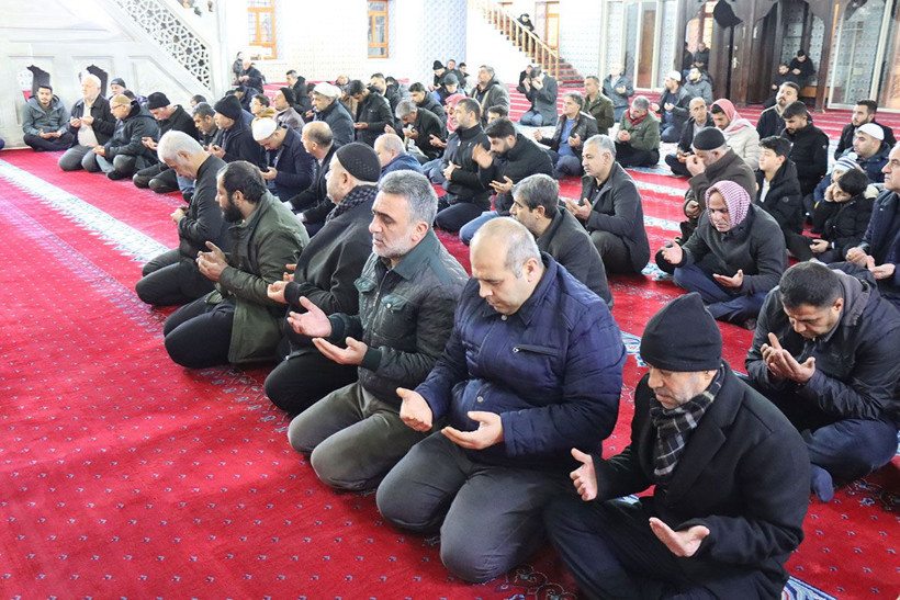 Türkiye şehitleri için da etti! Sabah namazı sonrası tüm camilerde eller havaya açıldı - Resim: 3