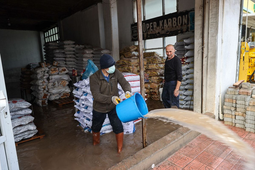Okulları tatil ettiren yağış! İzmir Dikili'nin haline bakın, araçlar suya gömüldü - Resim: 2