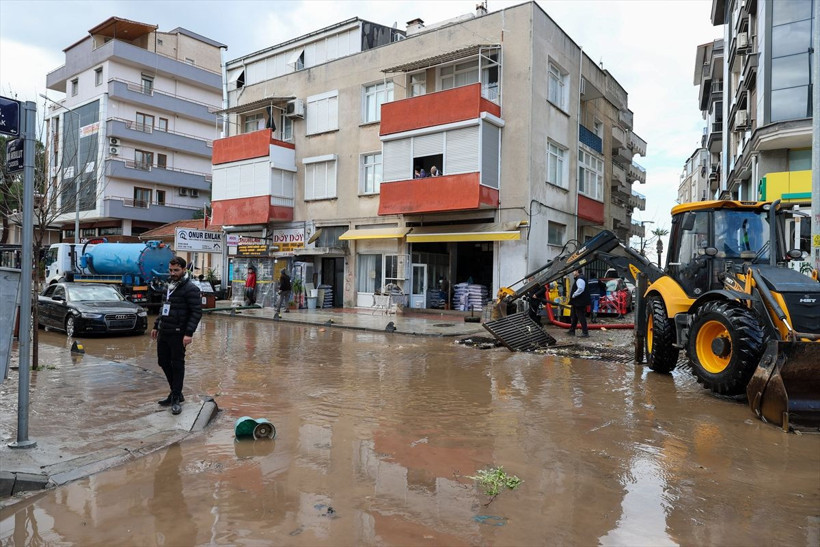 Okulları tatil ettiren yağış! İzmir Dikili'nin haline bakın, araçlar suya gömüldü - Resim: 4