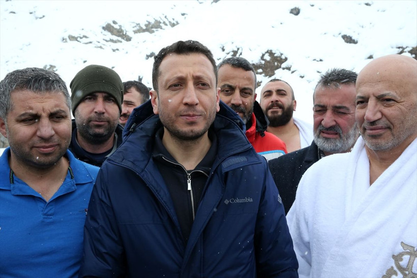 Bitlis'te dondurucu soğukta buz gibi suya girip yüzdüler - Resim: 1