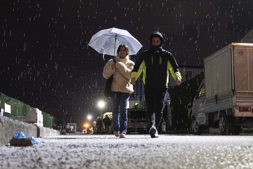 İstanbul'a kar yağdı! Meteoroloji ve Orhan Şen'den yeni uyarı geldi! 'Yoksa dışarı çıkmayın' - Resim: 1
