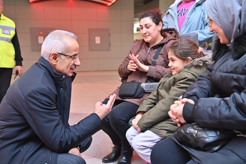Ulaştırma Bakanı Uraloğlu, Ankara uçağına metroyla ulaştı - Resim: 2