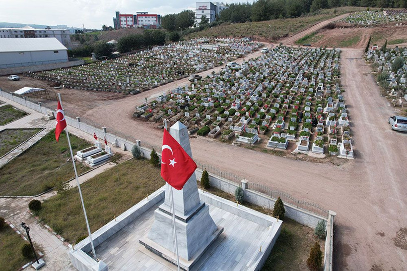 11 yavrusunu depremde kaybetti! Her gün mezar taşlarını okşayarak teselli arıyor - Resim: 3
