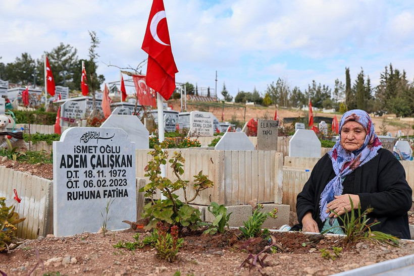 11 yavrusunu depremde kaybetti! Her gün mezar taşlarını okşayarak teselli arıyor - Resim: 4