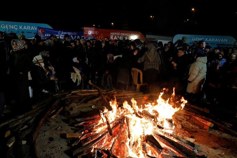 Saatler 04.17'de durdu! 53 bin can, yüzlerce kayıp mezarlıklarda, enkazların başında anıldı - Resim: 2