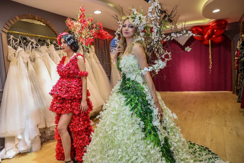 Diyarbakır'da Sevgililer Günü... Çiçeklerden tasarlanan gelinlikler sergilendi - Resim: 2