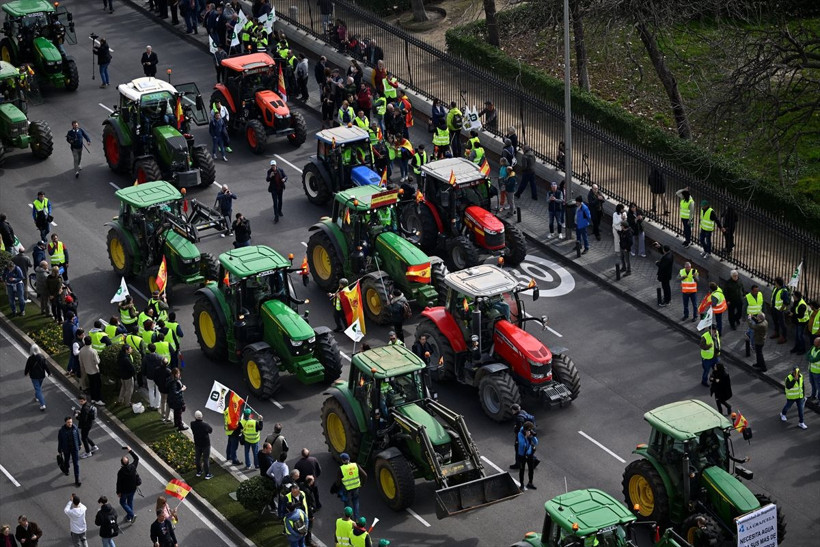 İspanyol çiftçiler, Madrid'de traktörleriyle yolları kapattı - Resim: 2