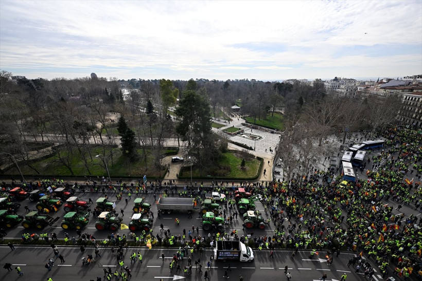 İspanyol çiftçiler, Madrid'de traktörleriyle yolları kapattı - Resim: 3