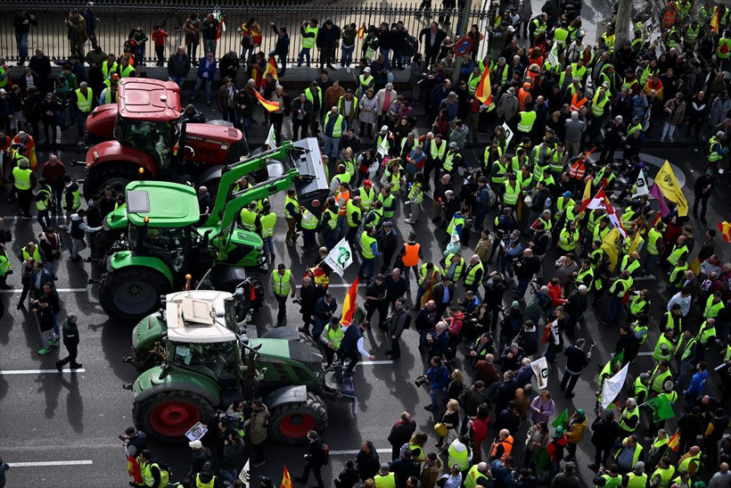 İspanyol çiftçiler, Madrid'de traktörleriyle yolları kapattı - Resim: 4