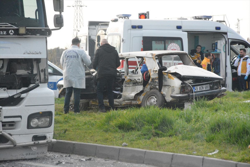 Manisa'da feci kaza! Otomobil ile tır çarpıştı, ölenler ve yaralılar var - Resim: 2