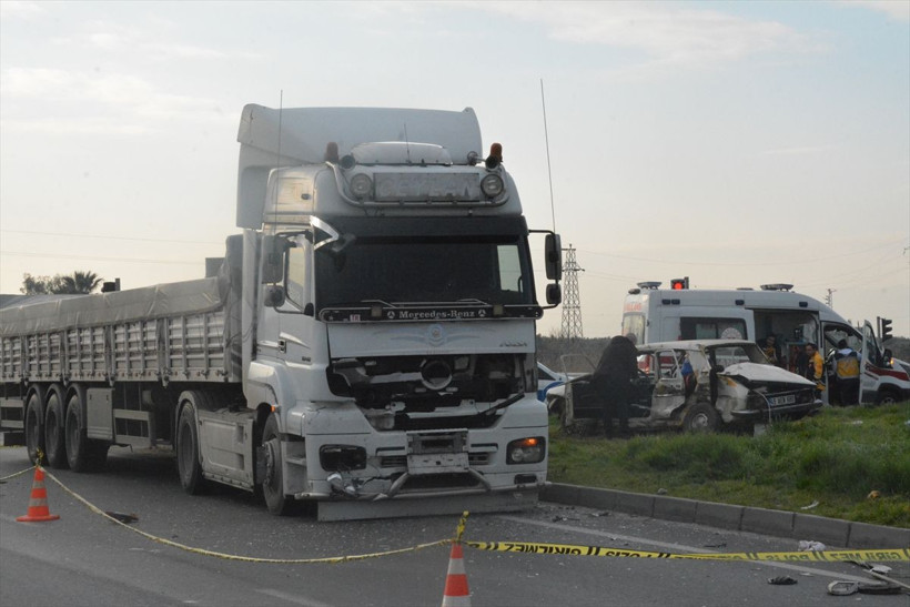 Manisa'da feci kaza! Otomobil ile tır çarpıştı, ölenler ve yaralılar var - Resim: 3