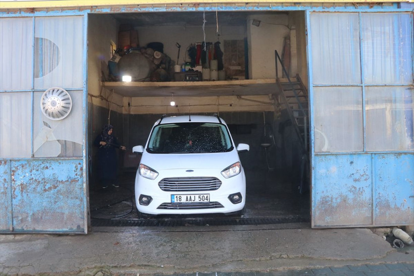 Erkek işi olarak bilinen oto yıkamaya "kadın eli" değdi - Resim: 1