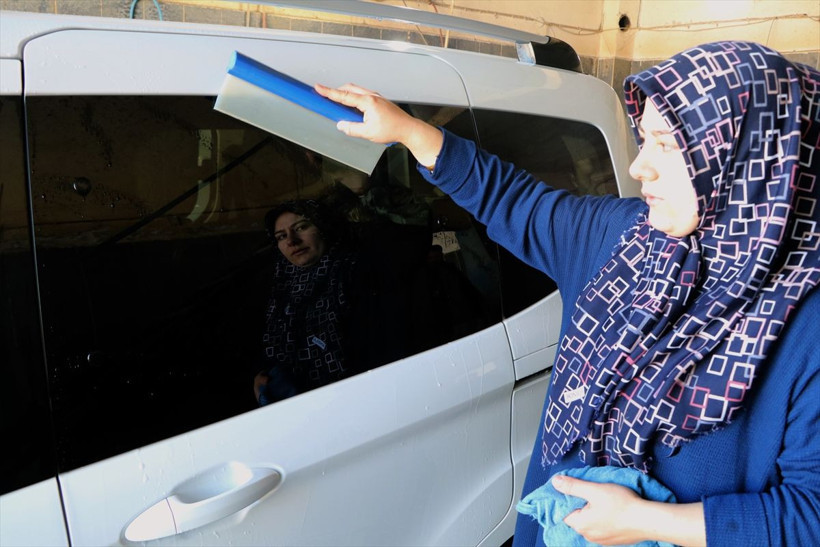 Erkek işi olarak bilinen oto yıkamaya "kadın eli" değdi - Resim: 2