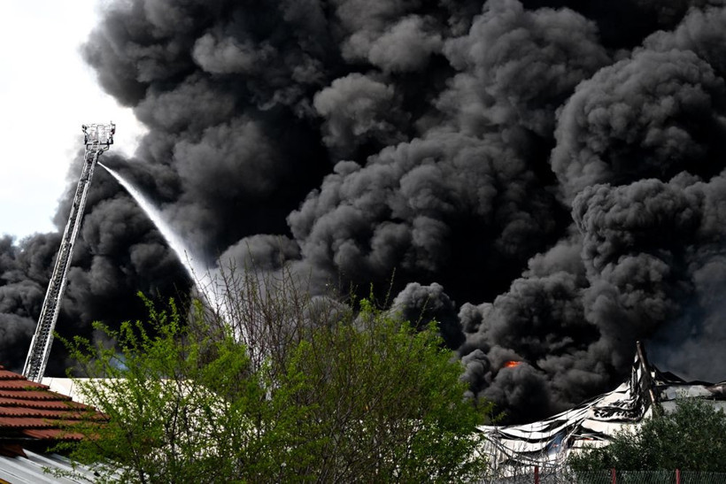 İzmir'de büyük panik! Kimyasal malzemelerin bulunduğu depoda yangın çıktı - Resim: 3