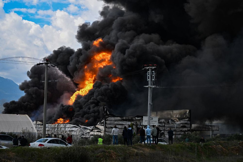 İzmir'de büyük panik! Kimyasal malzemelerin bulunduğu depoda yangın çıktı - Resim: 2