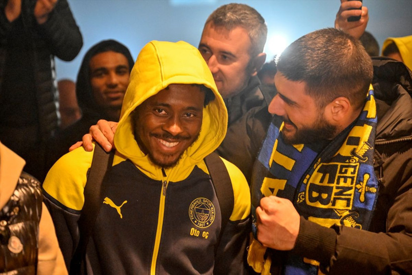 Trabzon'da büyük tehlike atlatan Fenerbahçeli futbolcuları havalimanında 2 bin taraftar karşıladı - Resim: 1