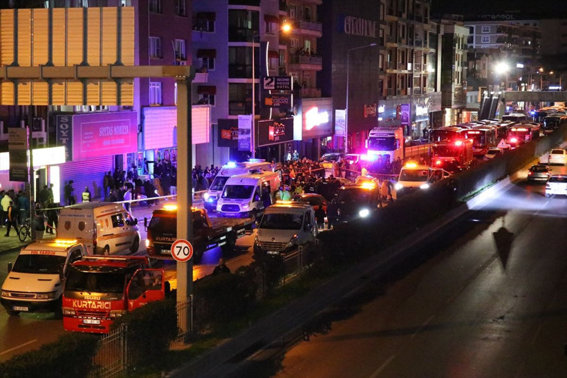 İzmir'deki feci kazada ortalık savaş alanına döndü! 2 kişi öldü, yaralılar var - Resim: 1