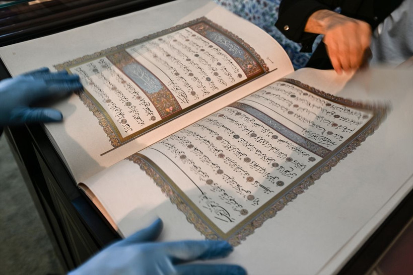 Erdoğan'dan çok değerli hediye! Mukaddes Emanetler Dairesine teslim edildi - Resim: 2