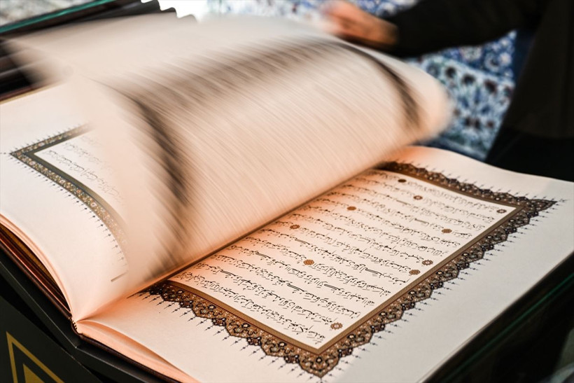 Erdoğan'dan çok değerli hediye! Mukaddes Emanetler Dairesine teslim edildi - Resim: 3