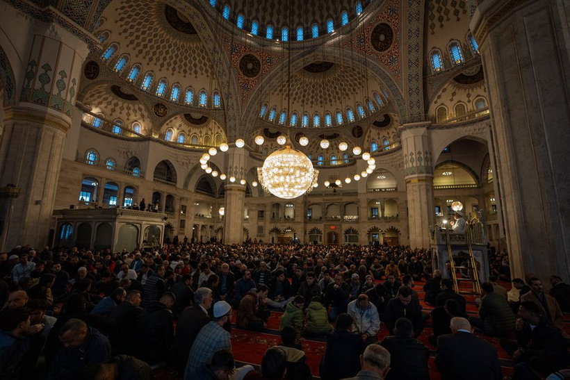 Ramazan Bayramı namazı için camilere akın ettiler! Bayramınız mübarek olsun - Resim: 1
