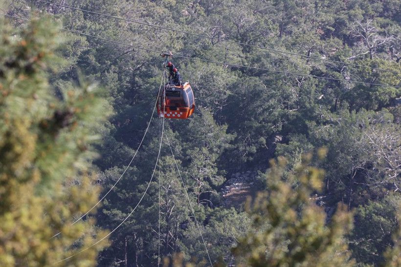 Antalya'nın Konyaaltı ilçesinde Tünektepe Teleferik Tesisi'ndeki kaza nedeniyle 24 kabinde mahsur kalanların tamamı kurtarıldı. - Resim: 3