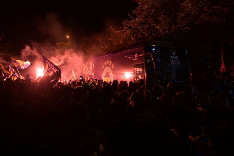 Fenerbahçeli taraftarlardan takımlarına coşkulu karşılama - Resim: 2