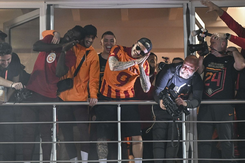 Mauro Icardi Ali Koç yazılı forma giydi 'Fener ağlama' tezahüratı yaptı - Resim: 4