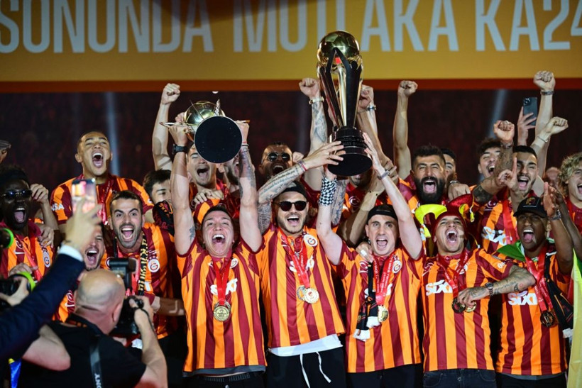 Galatasaray Süper Kupa ve Süper Lig Kupası'nı kaldırdı - Resim: 2