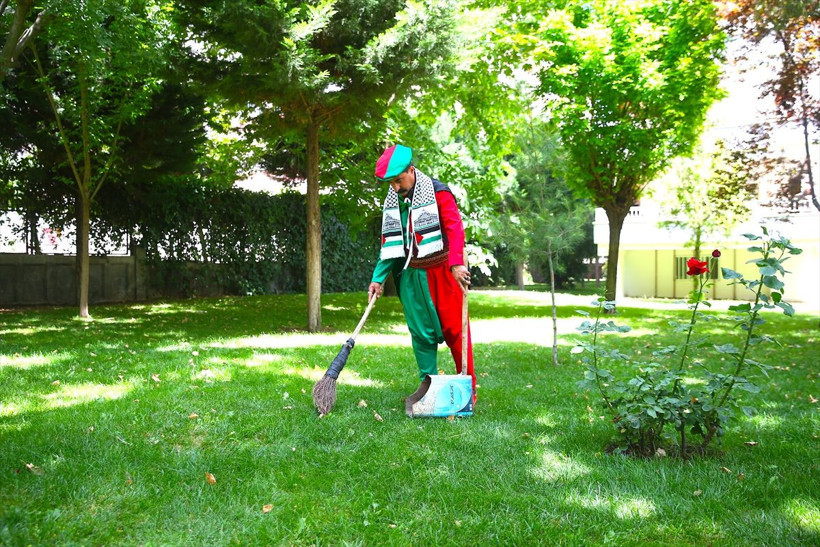 Binada 'kapıcılar kralı', sahada 'şalvarlı Mourinho' olarak tanınıyor - Resim: 1