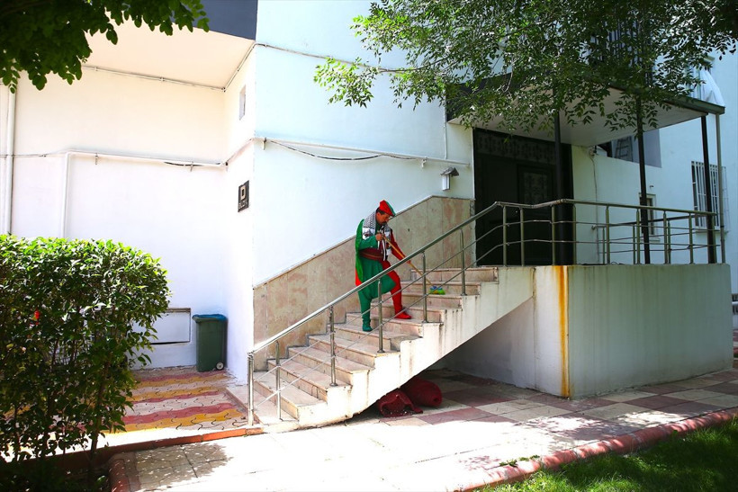 Binada 'kapıcılar kralı', sahada 'şalvarlı Mourinho' olarak tanınıyor - Resim: 3