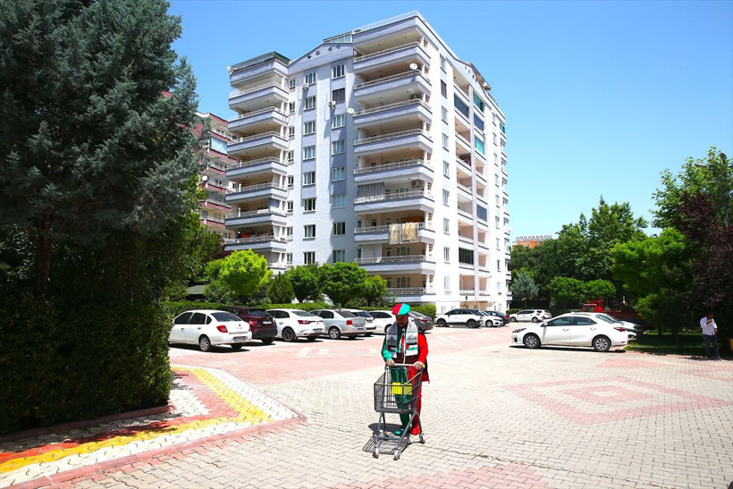 Binada 'kapıcılar kralı', sahada 'şalvarlı Mourinho' olarak tanınıyor - Resim: 4