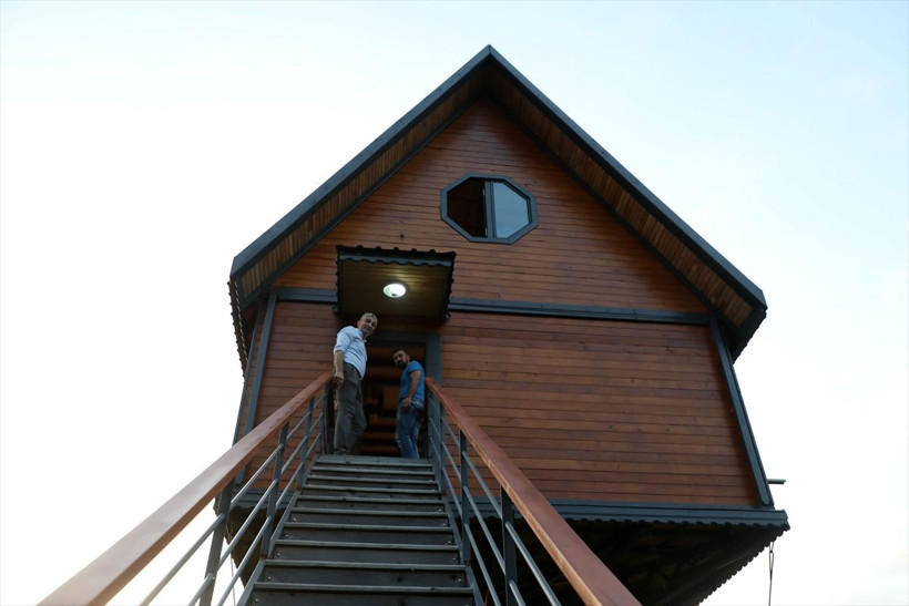 12 metrelik demir direğin üzerinde 70 metrekarelik iki katlı ev! Gören gözlerine inanamıyor - Resim: 3