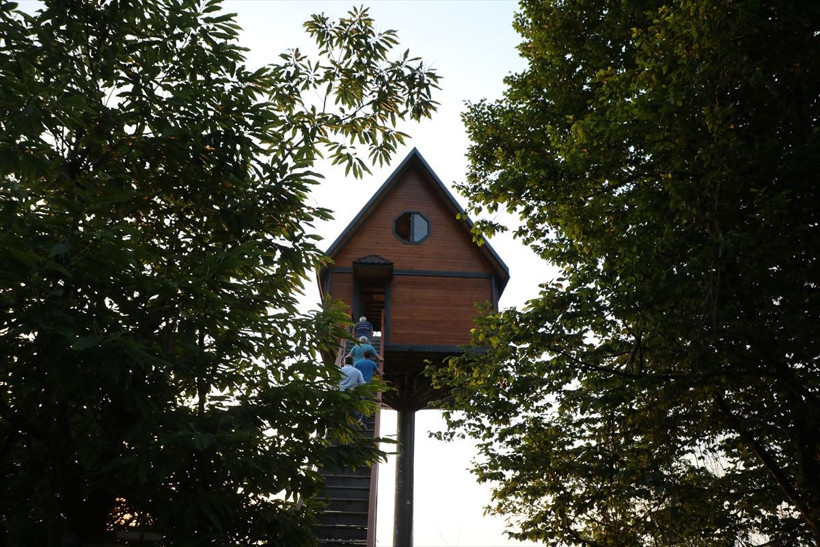 12 metrelik demir direğin üzerinde 70 metrekarelik iki katlı ev! Gören gözlerine inanamıyor - Resim: 4