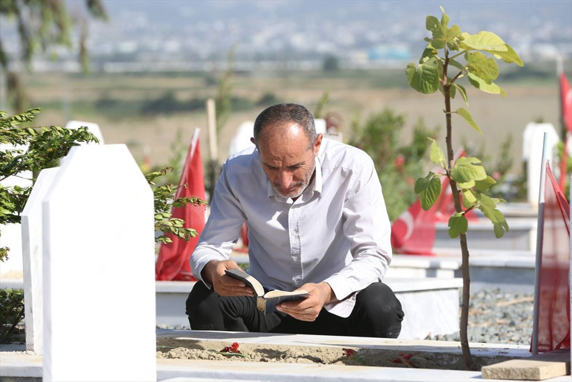 Onlar için bayram buruk geçiyor! Deprem mezarlığına gelenler yaşadıkları acıyı anlattı: Eksiklik hissediyoruz - Resim: 1