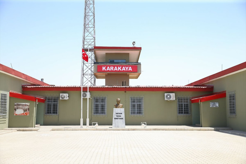 Sınırda nöbet tutan asker, ailesinin sürpriz ziyaretiyle çifte bayram yaşadı - Resim: 1