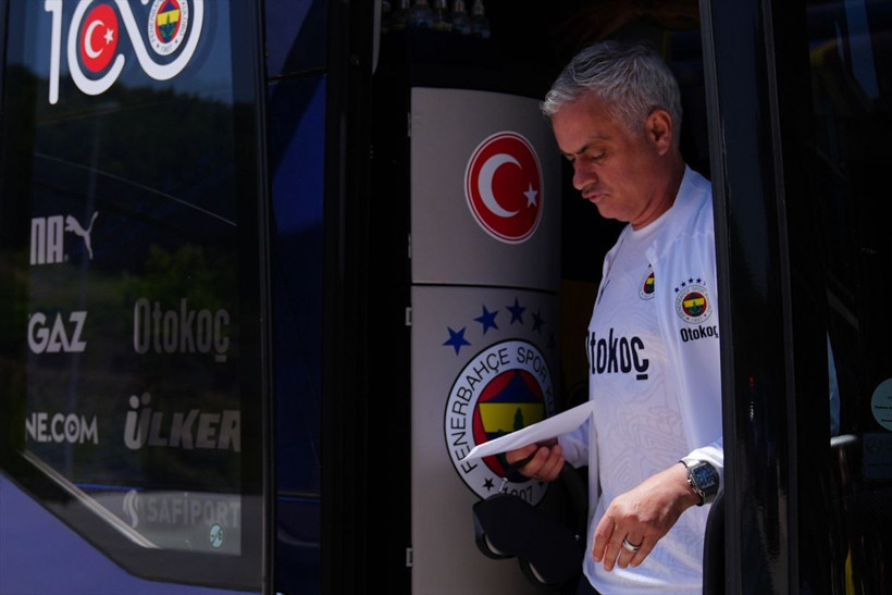 Jose Mourinho ve futbolcular çiçeklerle karşılandı! Sezonun ilk idmanı, Fenerbahçe kafilesi Düzce'de... - Resim: 1