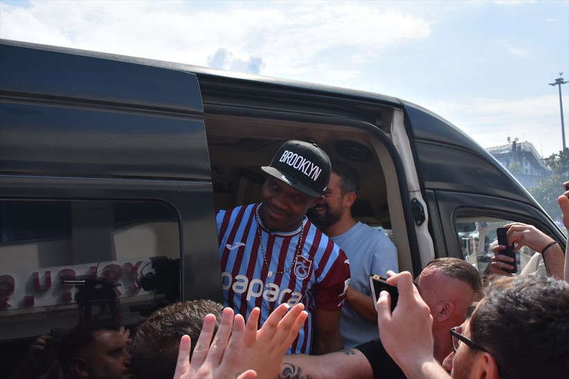 Nwakaeme Trabzon'a geldi, taraftarlar coşkuyla karşıladı - Resim: 2