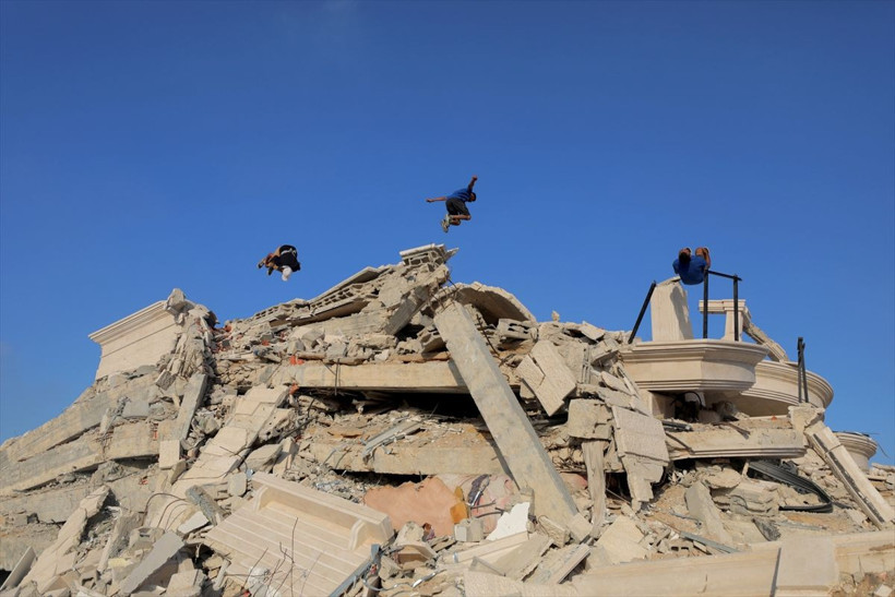 Gazze'de enkazların arasında akrobasi sporu! Şaşırtan görüntüler - Resim: 1