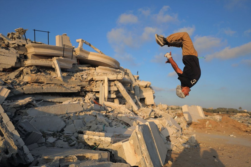 Gazze'de enkazların arasında akrobasi sporu! Şaşırtan görüntüler - Resim: 2