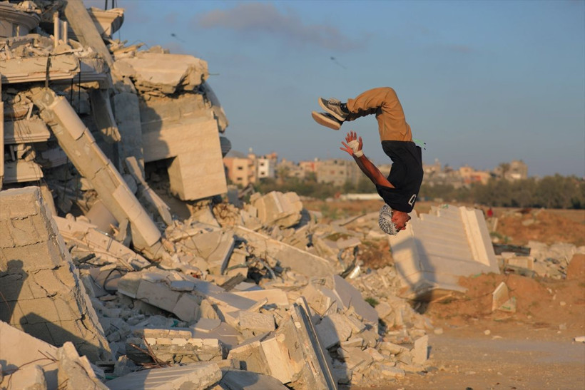 Gazze'de enkazların arasında akrobasi sporu! Şaşırtan görüntüler - Resim: 4