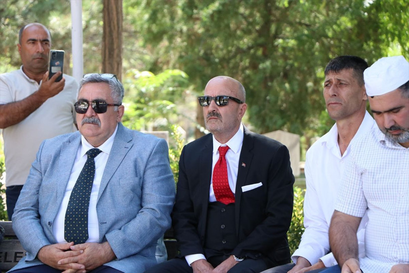 15 Temmuz şehidi Ömer Halisdemir'in kabrinde yoğunluk yaşanıyor! Zekai Aksakallı da oradaydı - Resim: 3